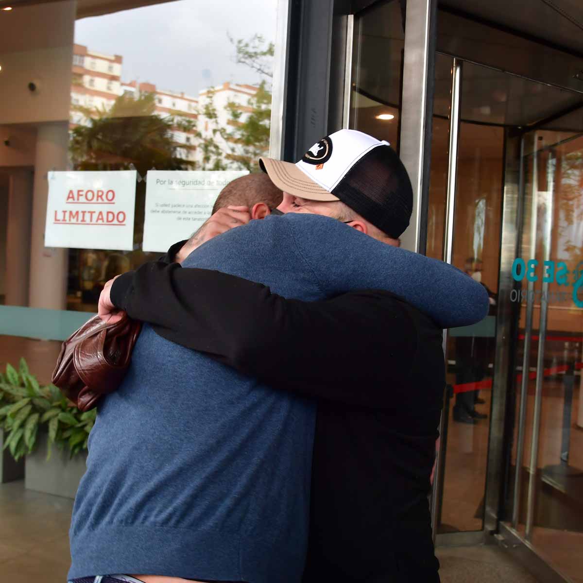 Kiko Rivera y Antonio Tejado, desolados se funden en un abrazo tras el fallecimiento de su padre, Juan Carlos
