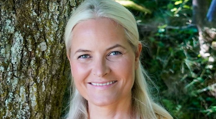 Mette-Marit de Noruega, sonriente y en forma, se dirige a unas mujeres muy especiales