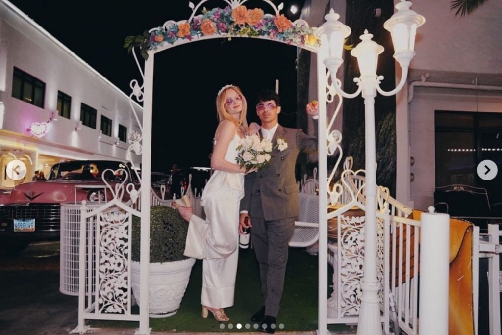 Sophie Turner y Joe Jonas celebran su segundo aniversario de bodas en Las Vegas abriendo su álbum más personal