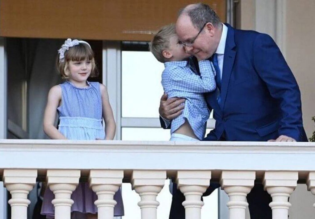 Un cariñosísimo Alberto de Mónaco celebra San Juan con sus hijos (y de nuevo sin Charlène)