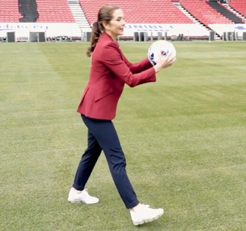 Mary de Dinamarca muestra sus insólitas habilidades con el fútbol (¡no te la pierdas!)