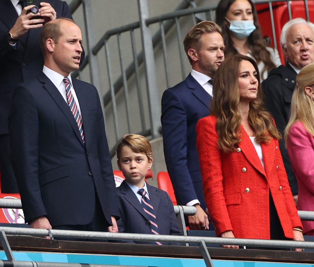 El príncipe George (un miniyo de su padre) enloquece en el fútbol animando a Inglaterra