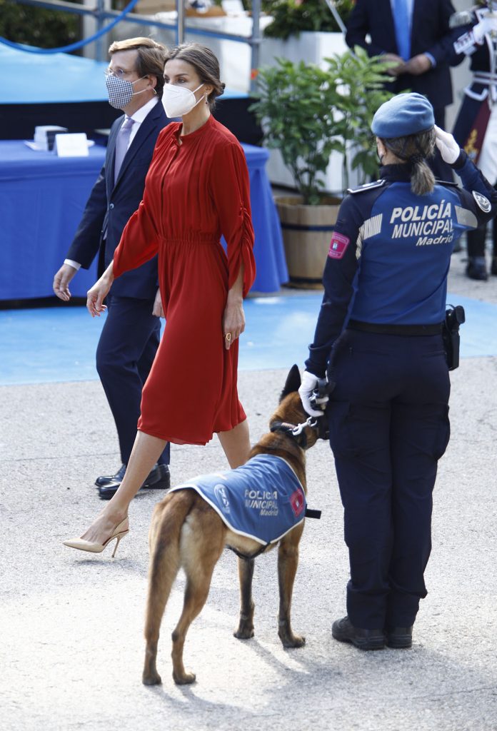 Letizia, madrina de la Policía con un exclusivo vestido rojo italiano