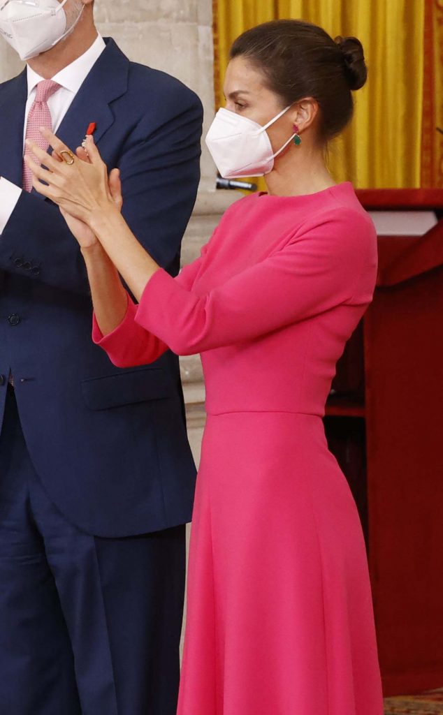 La Reina Letizia da la bienvenida ¡al rosa neón!