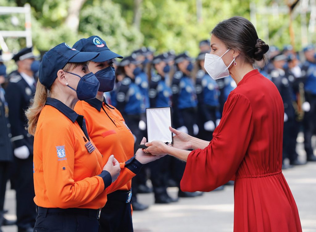 Letizia, madrina de la Policía con un exclusivo vestido rojo italiano