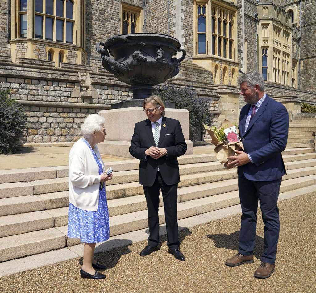 La reina Isabel planta la rosa 'duque de Edimburgo' cuando su marido habría cumplido 100 años