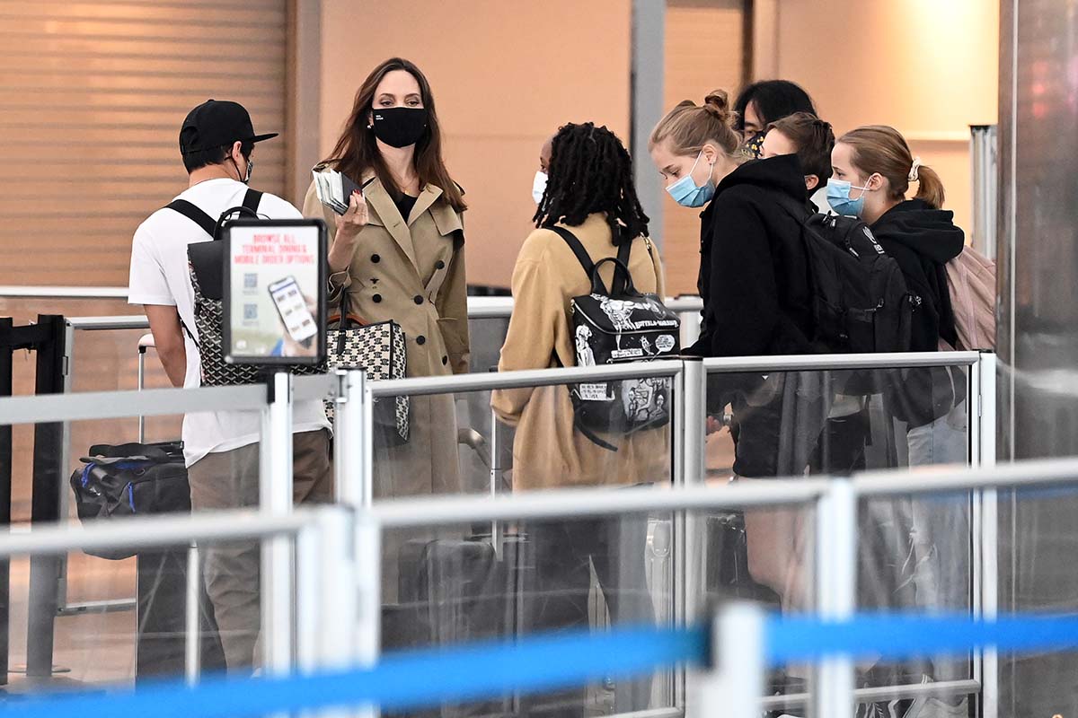 Angelina Jolie arrives at JFK International Airport with her 6 childrenAngelina Jolie, Maddox Pitt, Shiloh Pitt, Zahara Pitt, Vivienne Pitt, Pax Pitt to catch a flight out of New York City