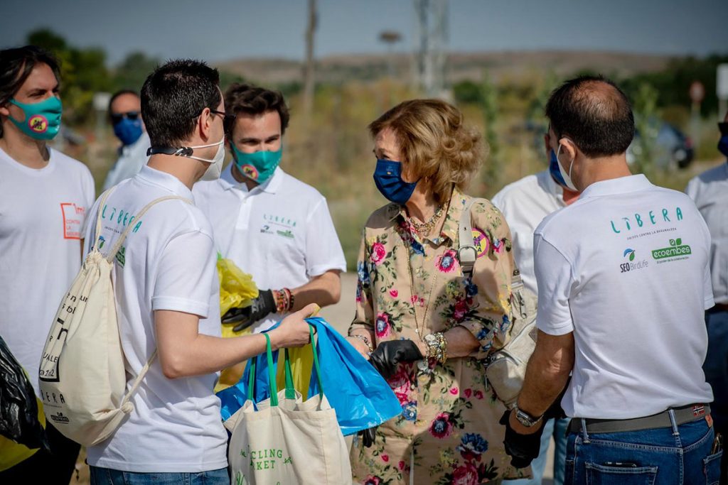 La reina Sofía, muy comprometida con el medioambiente, vuelve a recoger basura