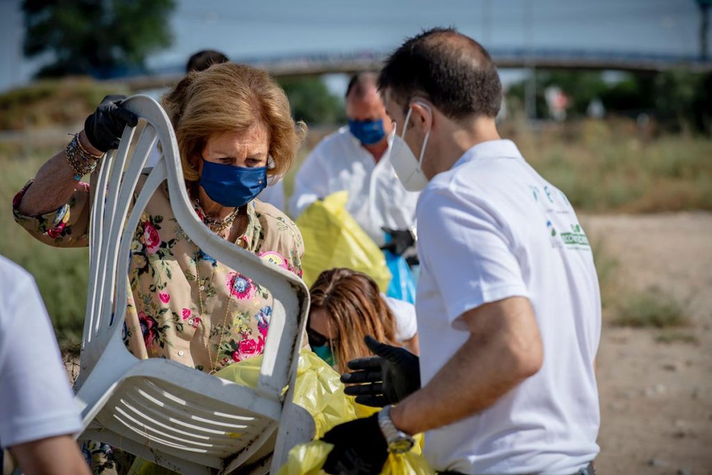 La reina Sofía, muy comprometida con el medioambiente, vuelve a recoger basura