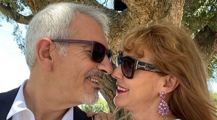 La escapada romántica de Carlos Sobera y su mujer, Patricia Santamarina, para acudir a una boda de amigos