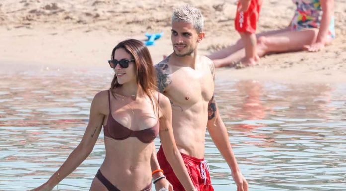 Melissa Jiménez y Marc Bartra derrochan pasión en las aguas de Ibiza