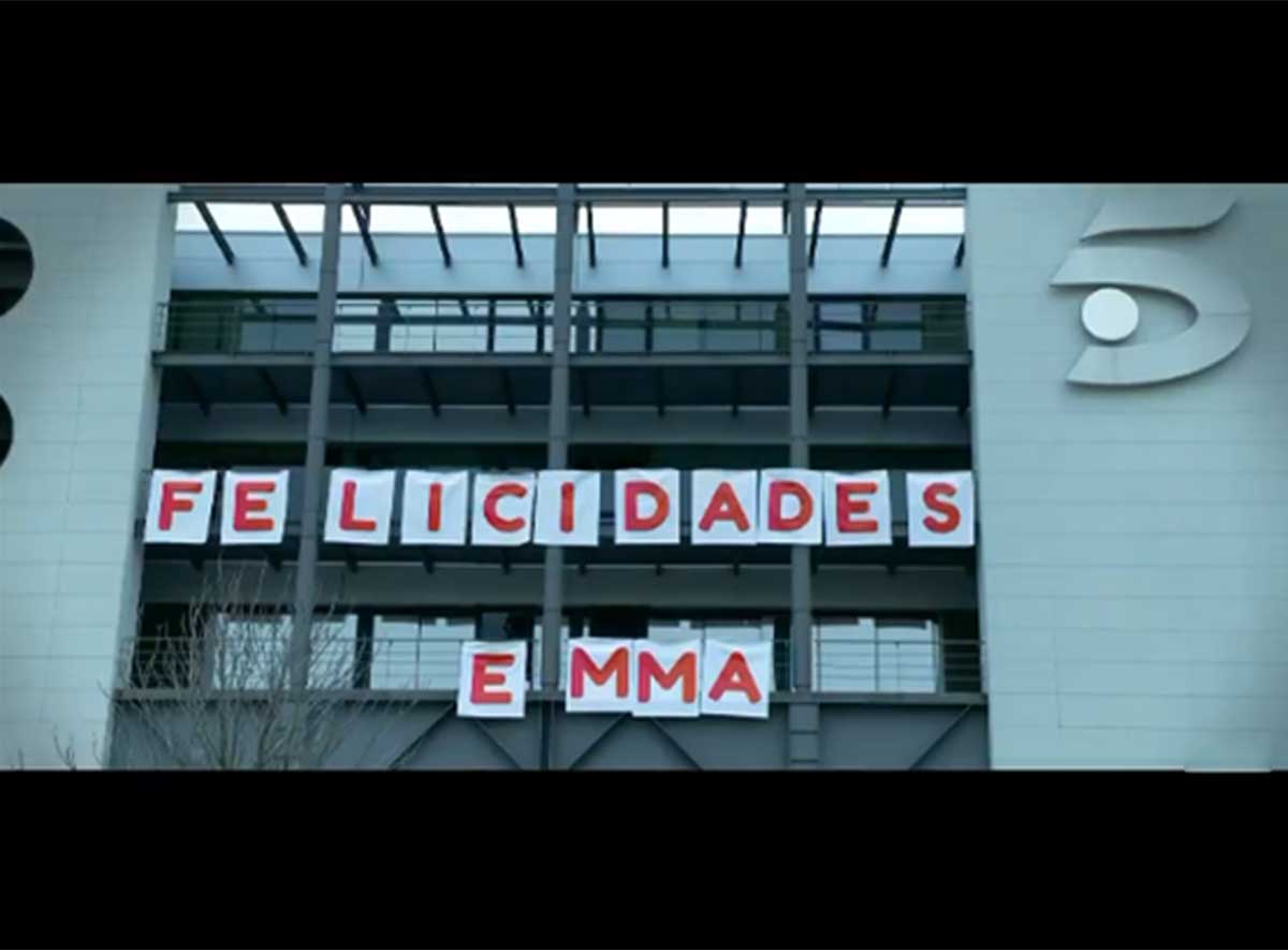 Emma García, emocionada por la acción de unos 'encapuchados' que la lían en Telecinco
