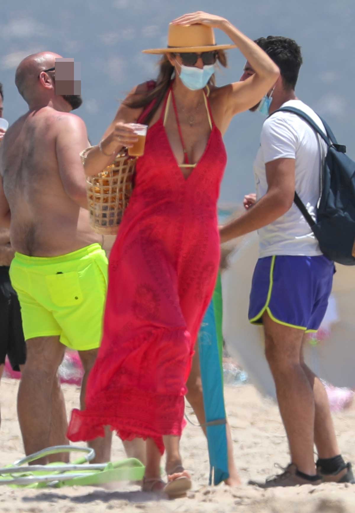 Paz Padilla y su hija Anna Ferrer disfrutan de un día de playa entre amigos y fans