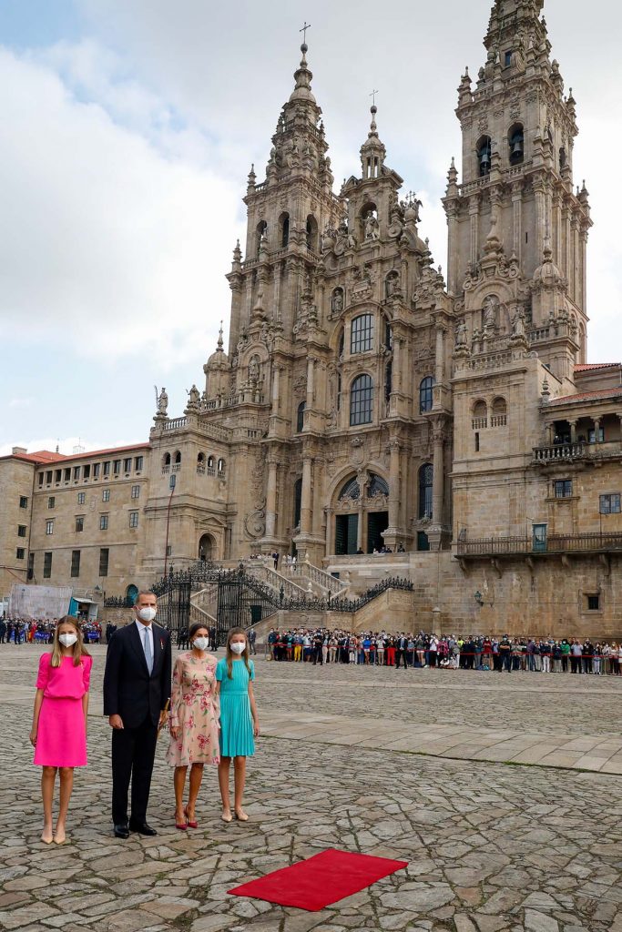 La habilidad de la Reina Letizia y la Princesa Leonor para caminar con tacones sobre adoquines en el Día de Santiago