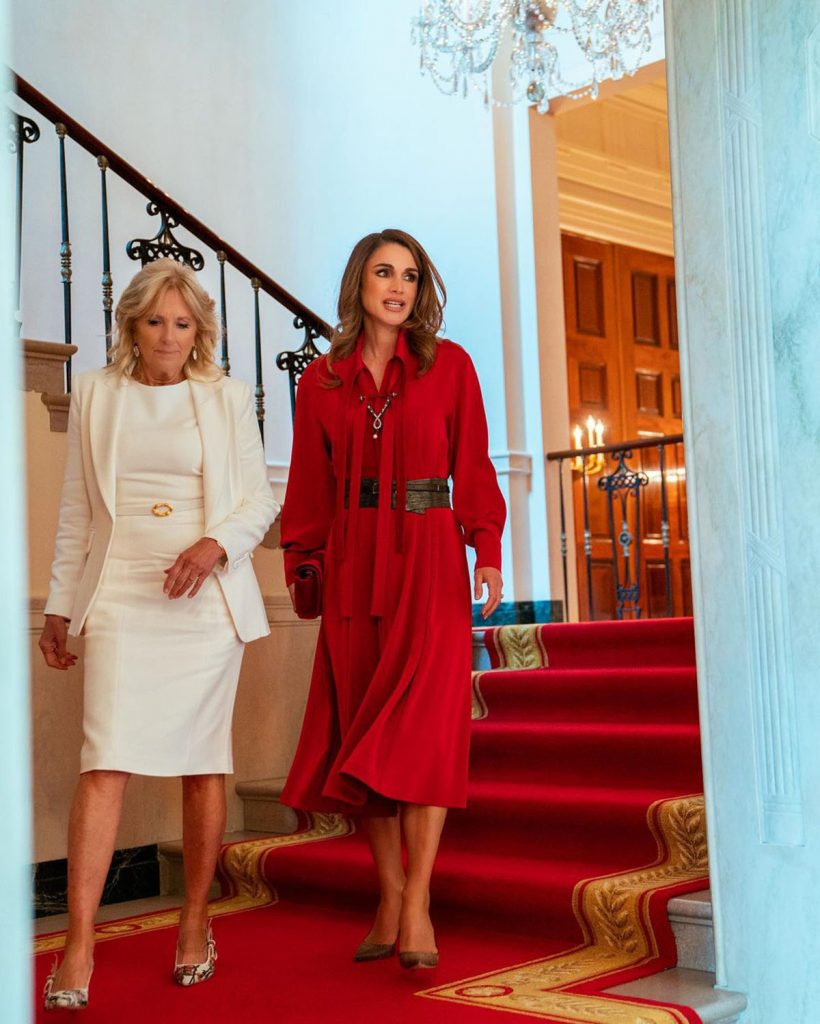 Rania de Jordania se marca un 'rojo Letizia' en la Casa Blanca