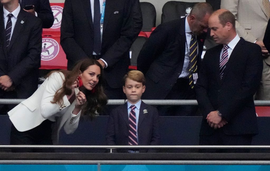El príncipe George cumple 8 años muy sonriente (y ajeno a las burlas)