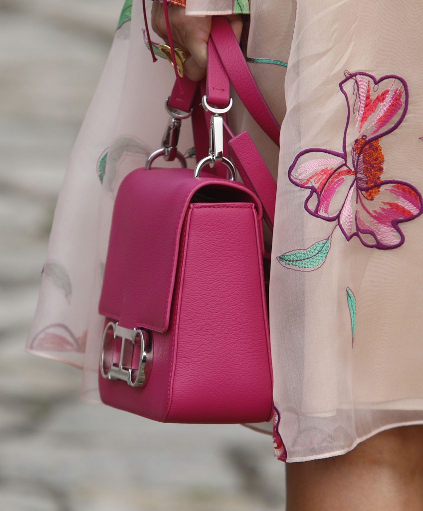 El deseado bolsito rosa que arrasa en Nueva York con el que Letizia florece en Santiago de Compostela