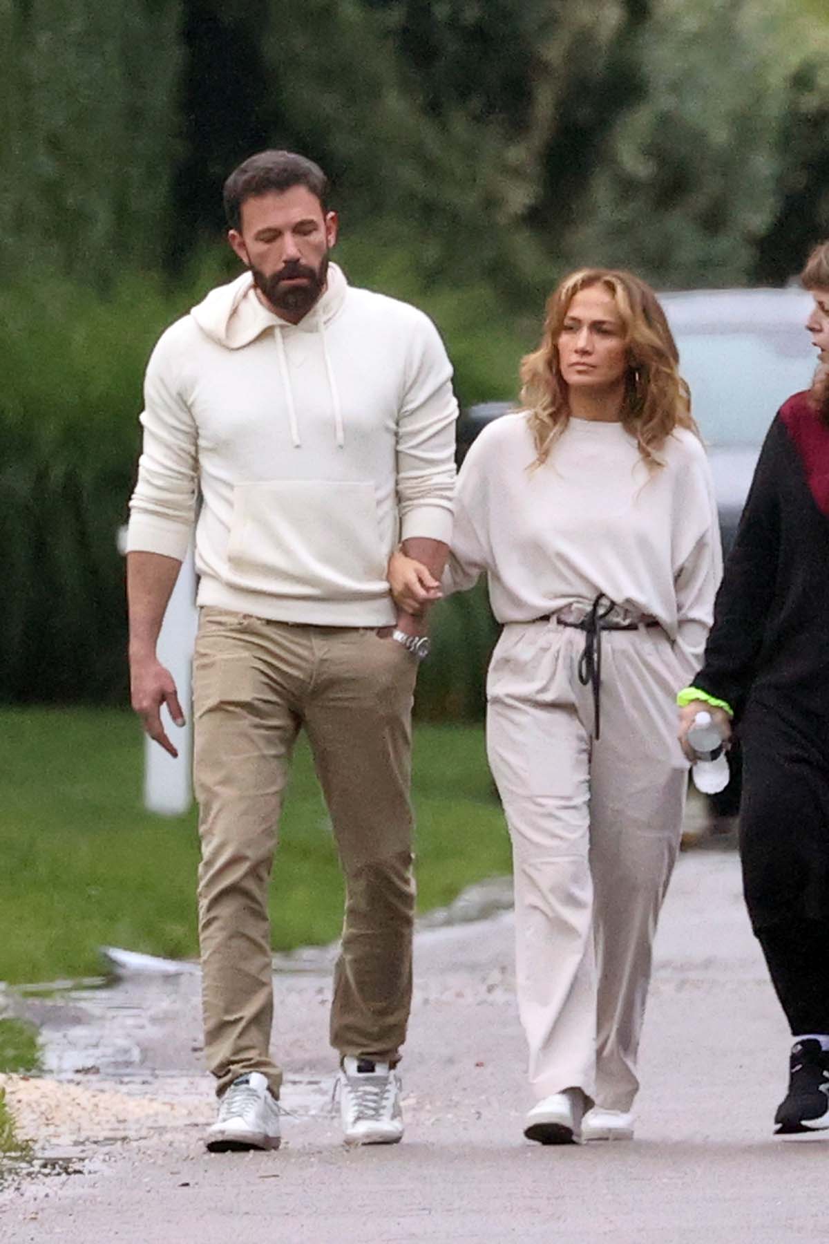 Jennifer Lopez and Ben Affleck hugging while walking by the beach in The Hamptons New York