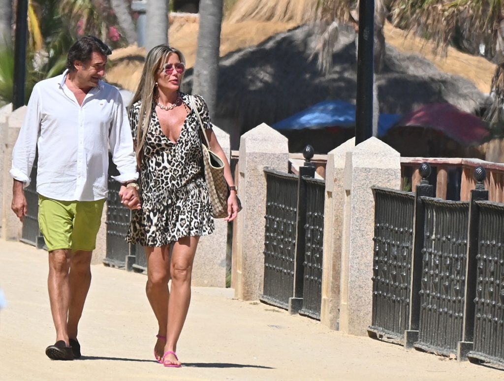 Javier Tudela padre y Raquel Bernal ya no esconden su amor por las playas de Marbella