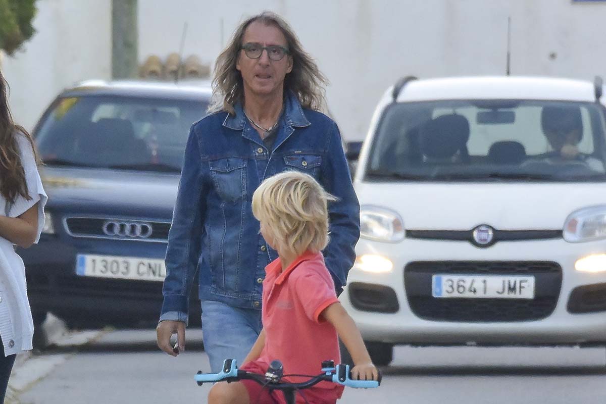 Giorgio Aresu con su hijo Giorgio Aresu Fancsali y su novia por las calles de Ibiza.