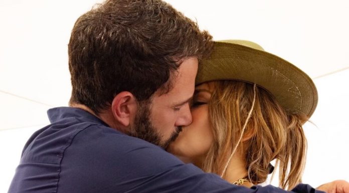 Ya no se esconden: El apasionado beso entre Jennifer López y Ben Affleck con el que celebran su amor