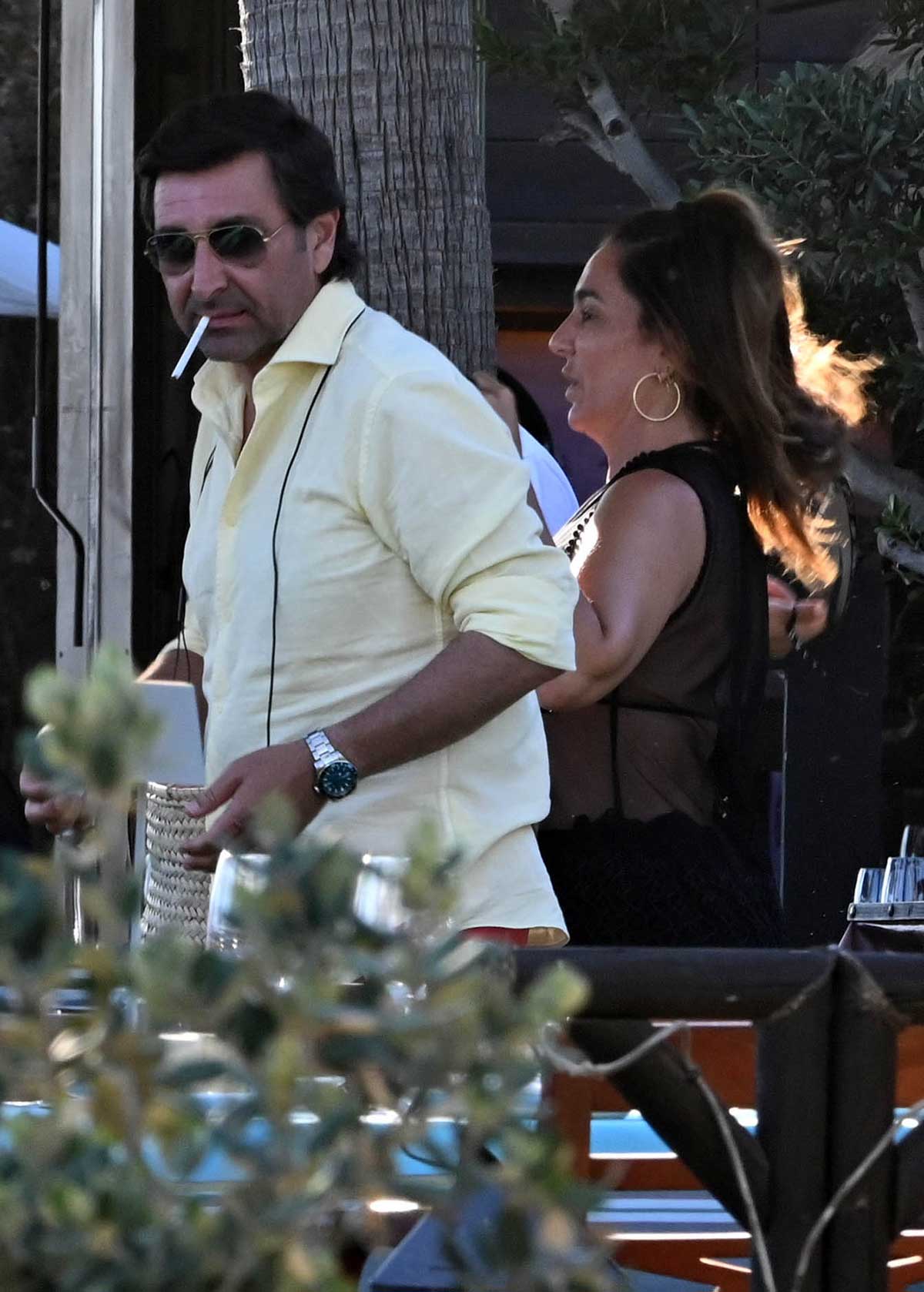 Raquel Bollo y su novio disfrutan de un día de playa y chiringuito en Marbella