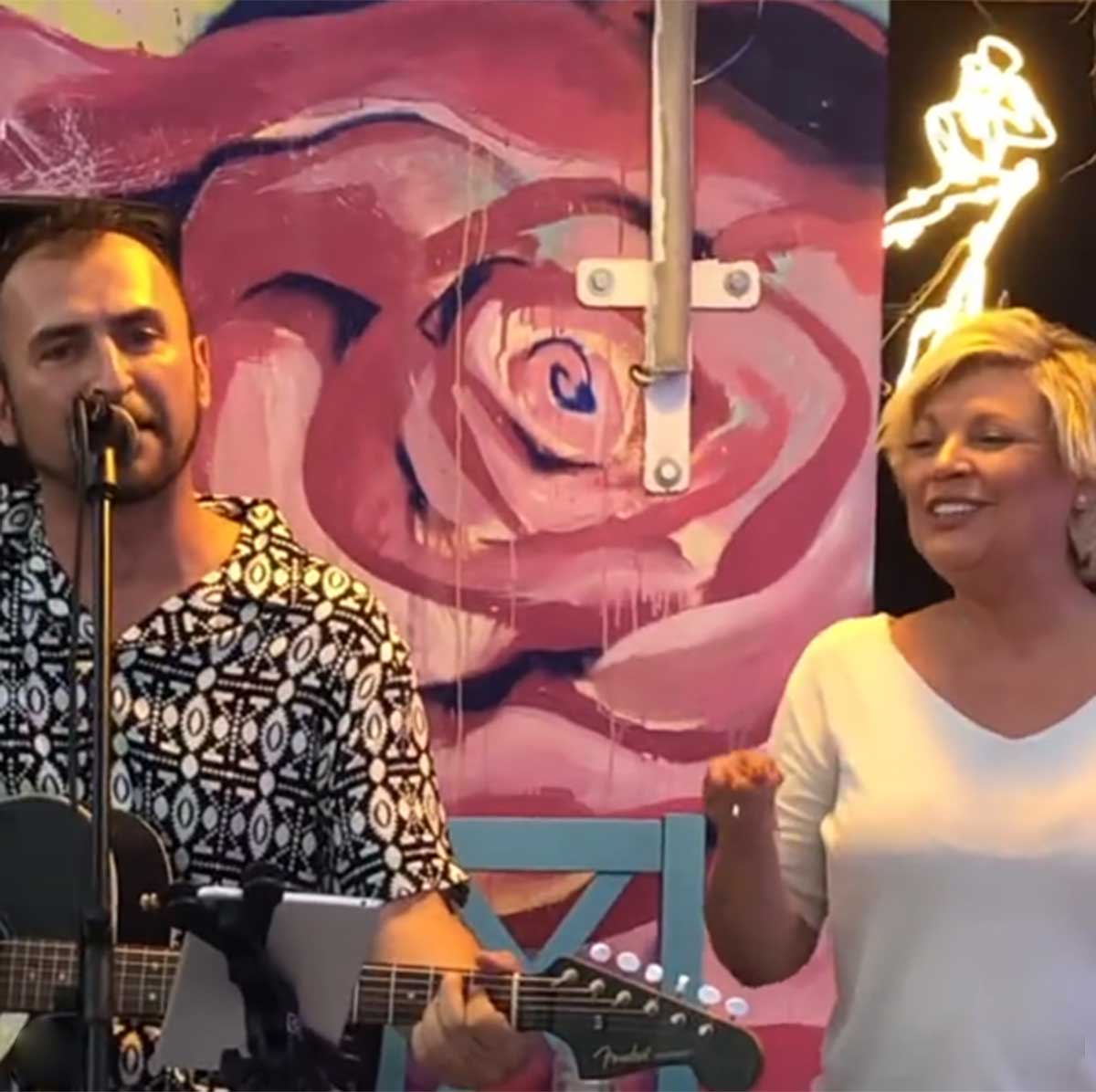 Terelu Campos se arranca a cantar durante sus vacaciones en Málaga y este es el resultado