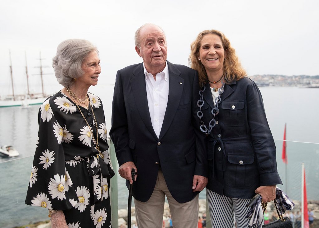 La ajetreada ruta de la Infanta Elena: llega a Mallorca para estar con la Reina Sofía (tras visitar a su padre y a su hermana)