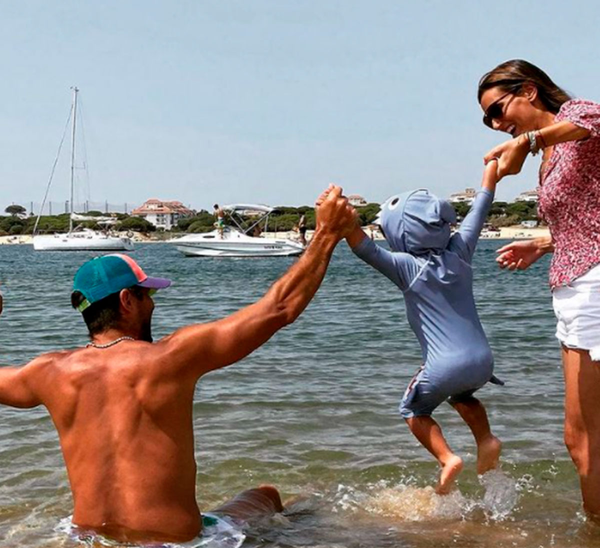 La tierna fotografía de Ana Boyer y Fernando Verdasco con su hijo que resume sus espectaculares vacaciones
