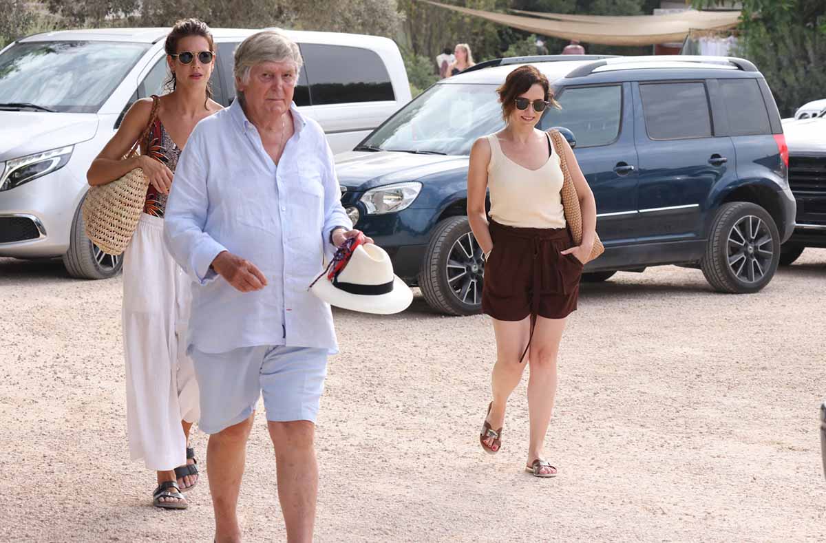Las originales vacaciones 'boho' y vintage de Isabel Díaz Ayuso en Ibiza