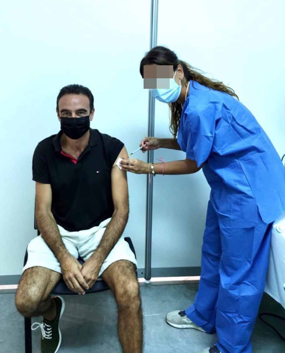 Enrique Ponce se vacuna junto a Ana Soria y sufre una avalancha de críticas