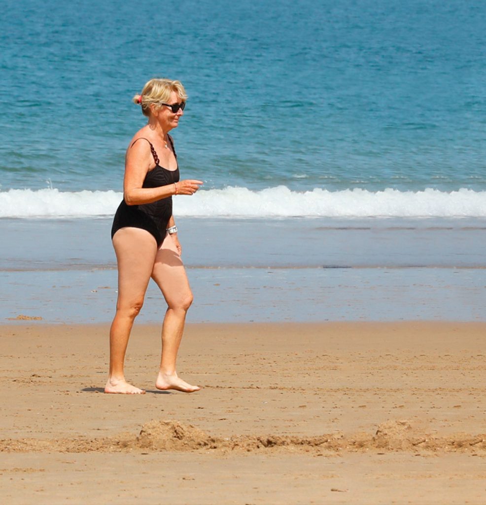 Esperanza Aguirre, en bañador, disfruta de las playas de Cádiz