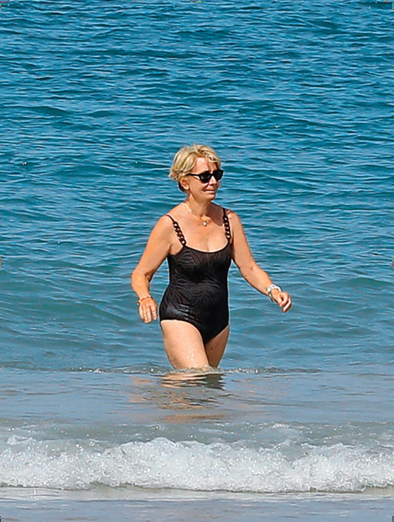 Esperanza Aguirre, en bañador, disfruta de las playas de Cádiz