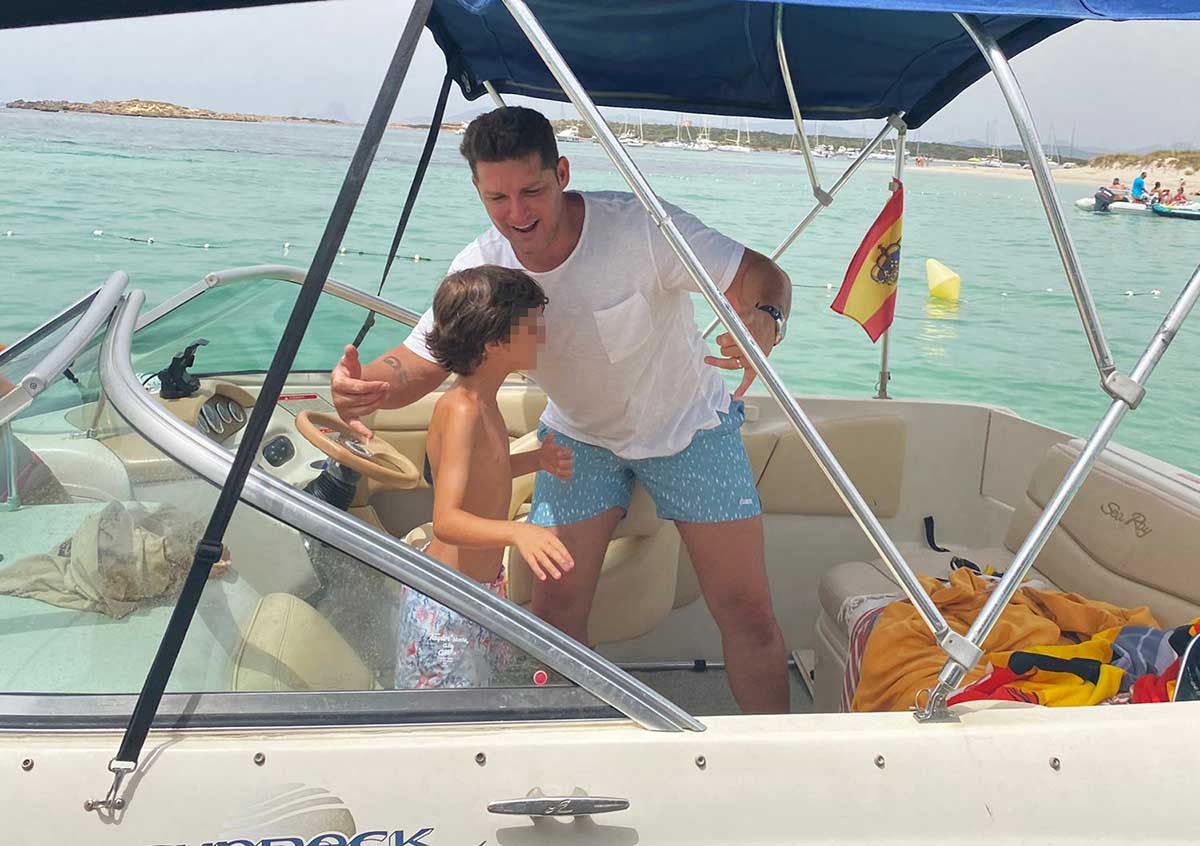 Manu Tenorio y Silvia Casas, vacaciones con su hijo y con amigos en Formentera