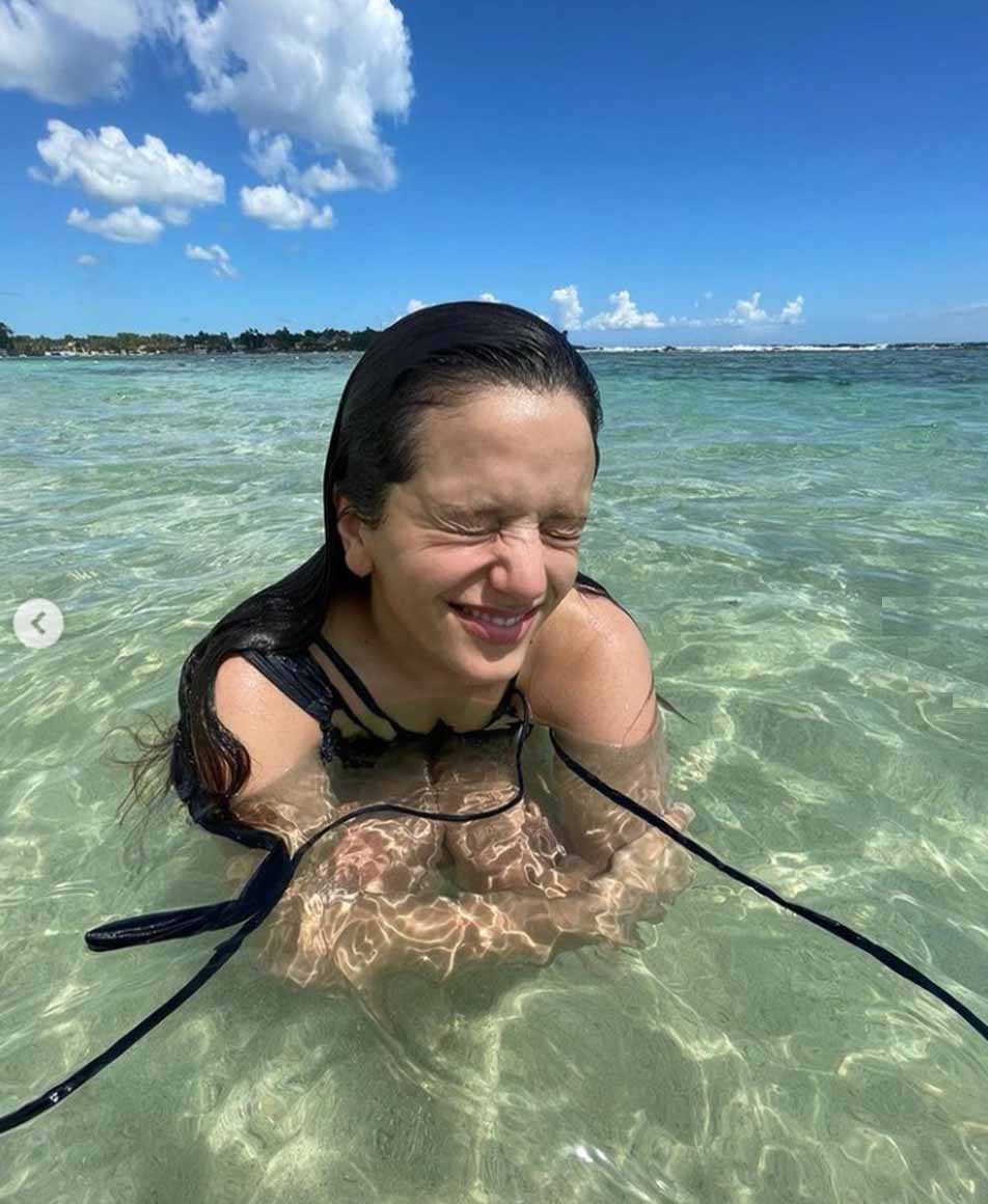 El posado más ardiente (y sin Photoshop) de Rosalía en bikini