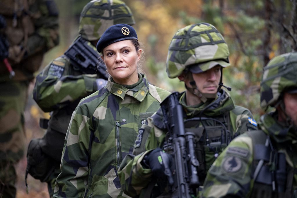 Victoria de Suecia protagoniza la imagen del día como aguerrida soldado