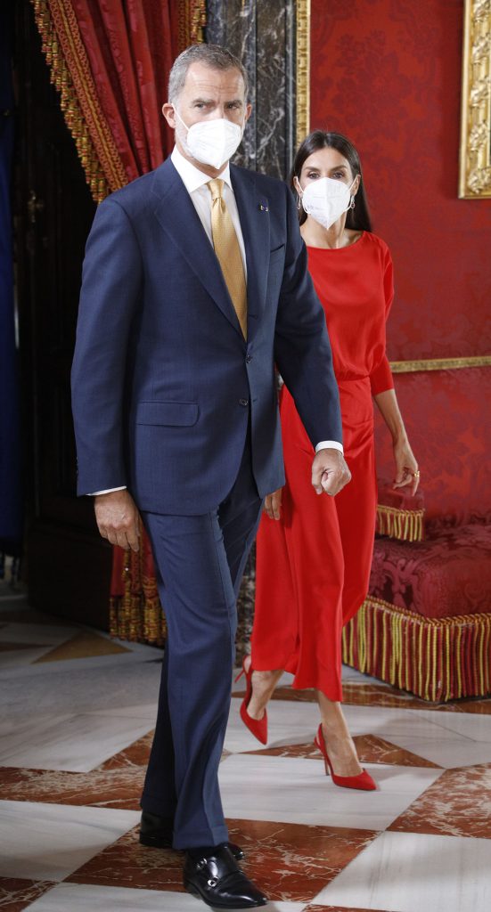 La Reina Letizia desbanca a Sara Carbonero como la más elegante de España, según una encuesta