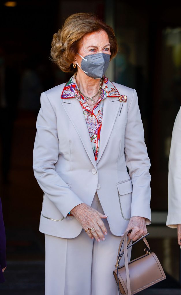 La Reina Sofía da una lección de estilo (con blusa de pijama) a la misma hora que sale Letizia