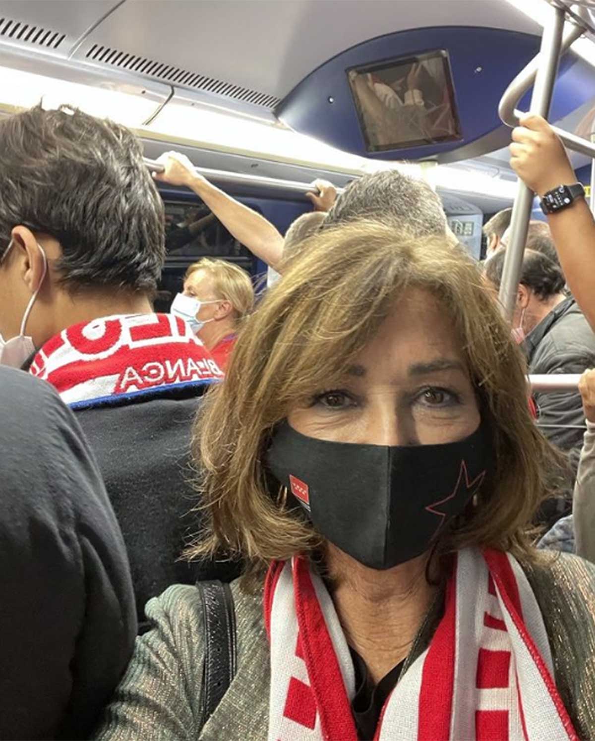 La imagen más inesperada de Ana Rosa Quintana en el metro