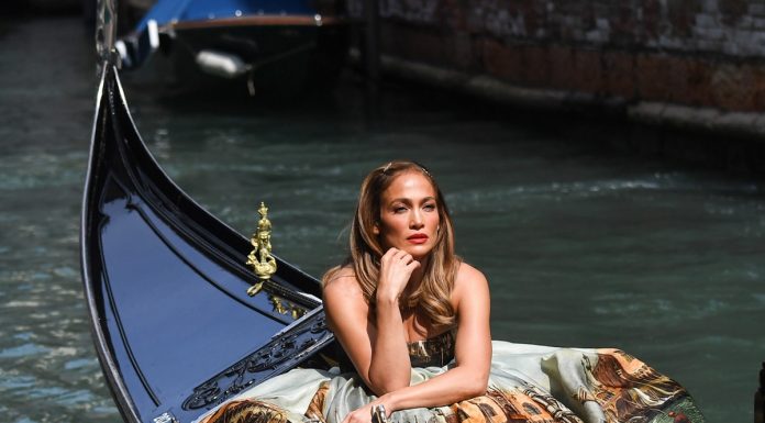Jennifer Lopez, la más sexy y elegante del Festival de Cine de Venecia a sus 52 años