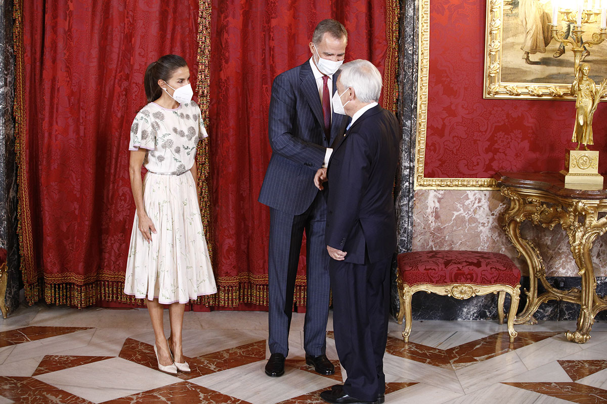 Letizia abre el armario de la Reina Sofía y recicla el vestido que mejor sienta