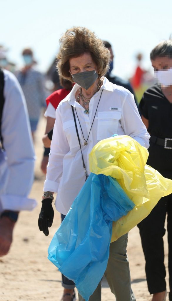 La Reina Sofía, la monarca más ecológica: Se une a la recogida de basura en la playa