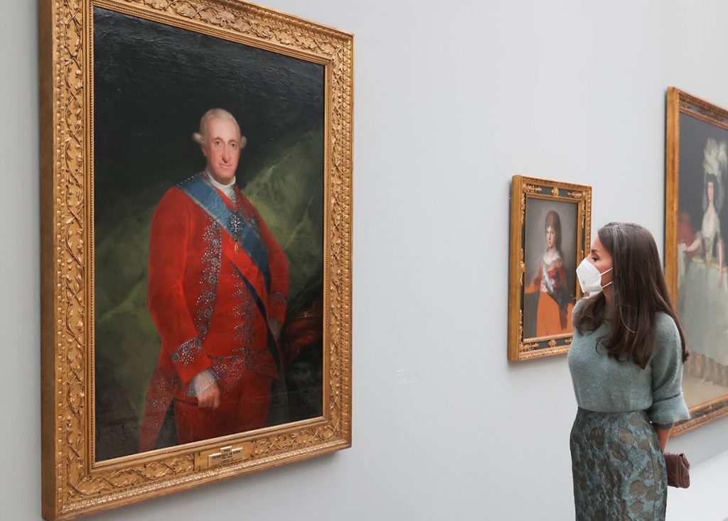 La Reina Letizia se mide ante Goya con su look más vanguardista en Suiza