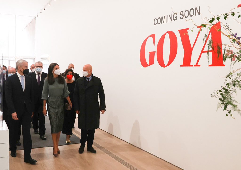 La Reina Letizia se mide ante Goya con su look más vanguardista en Suiza