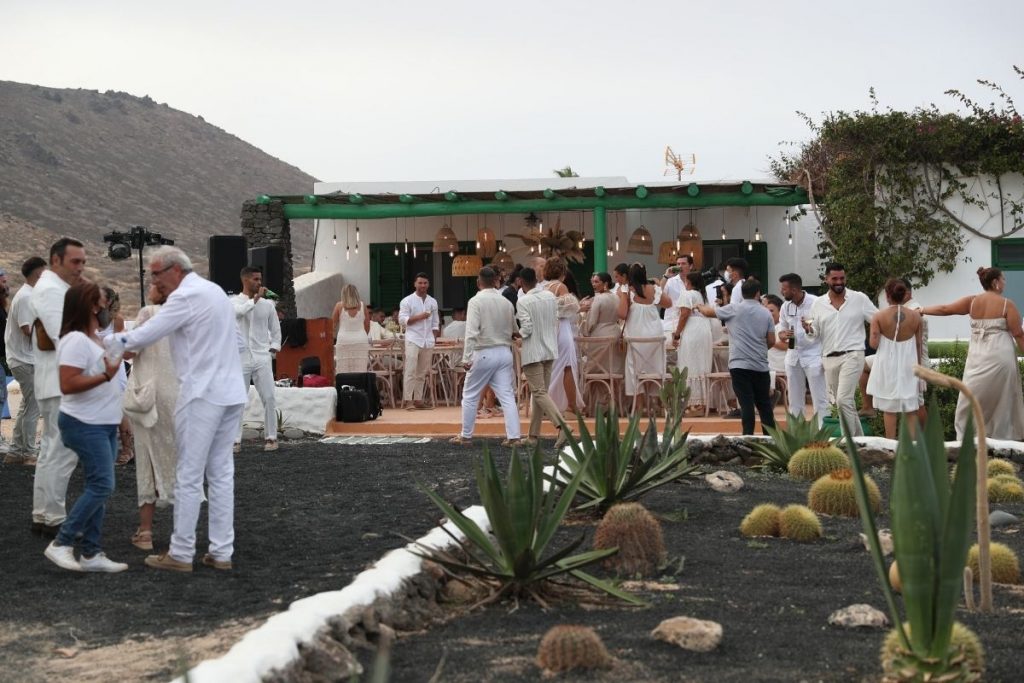 El anillo, las flores y los invitados vestidos de blanco: todos los detalles de la boda de Anabel Pantoja