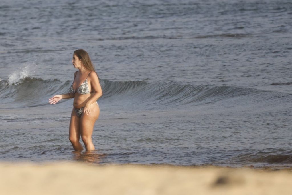 Anabel Pantoja desconecta de su realidad y se relaja en la playa tras celebrar su boda con Omar Sánchez
