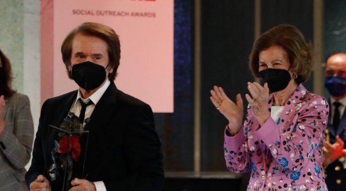 La Reina Sofía entrega un galardón a Raphael en los Premios Sociales Fundación Mapfre