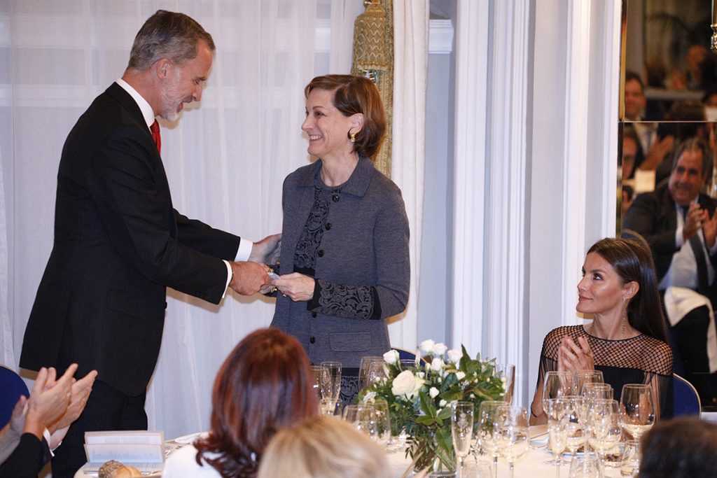 La Reina Letizia, con flecos y a lo loco en el Ritz para dar el Premio Cerecedo