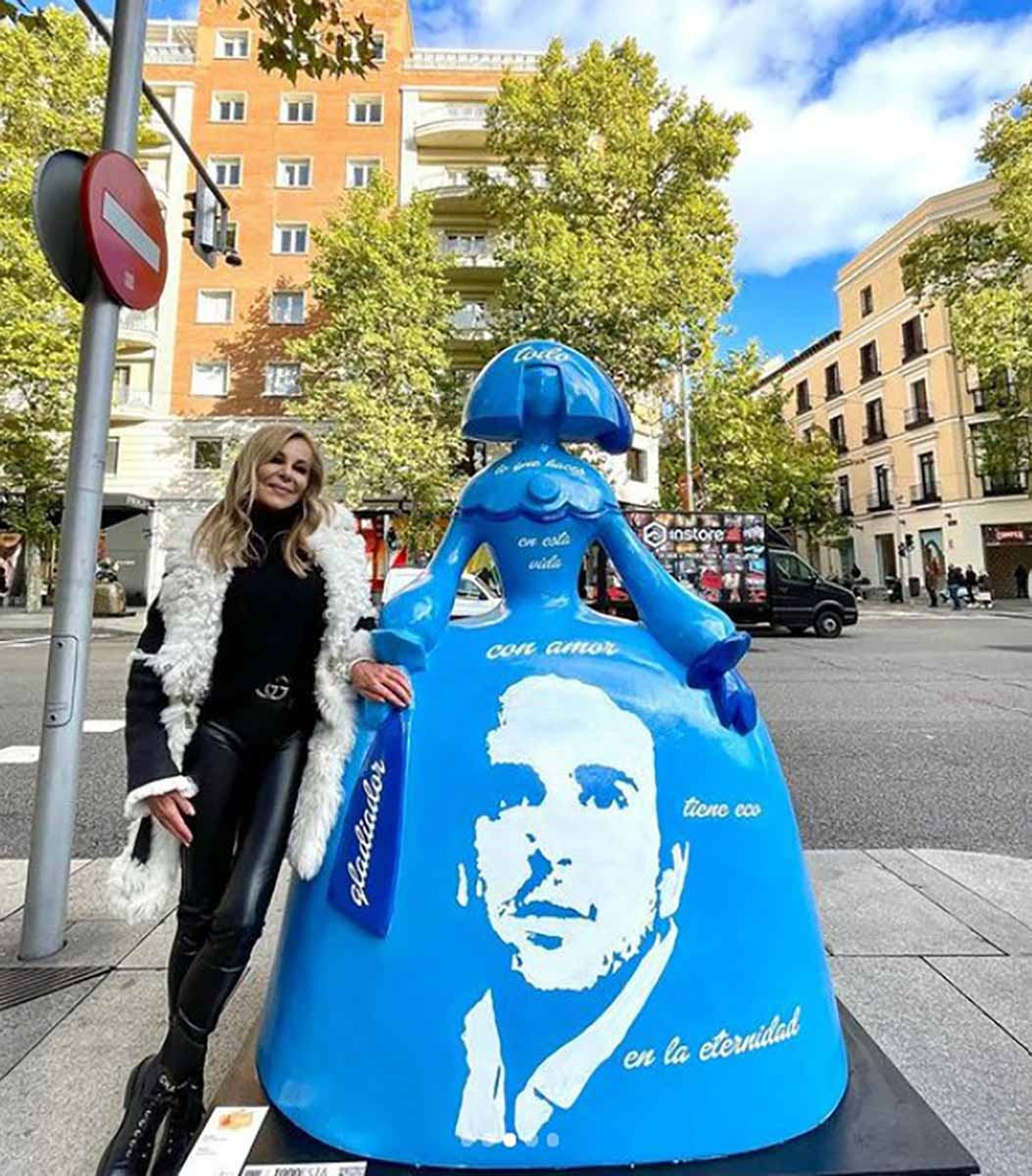 Ana Obregón posa con la Menina que ha diseñado para Álex Lequio: "Es mi emocionado homenaje a mi hijo"