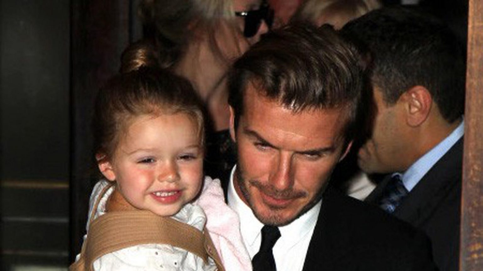 Beckham responde a las críticas por ser cariñoso con su hija